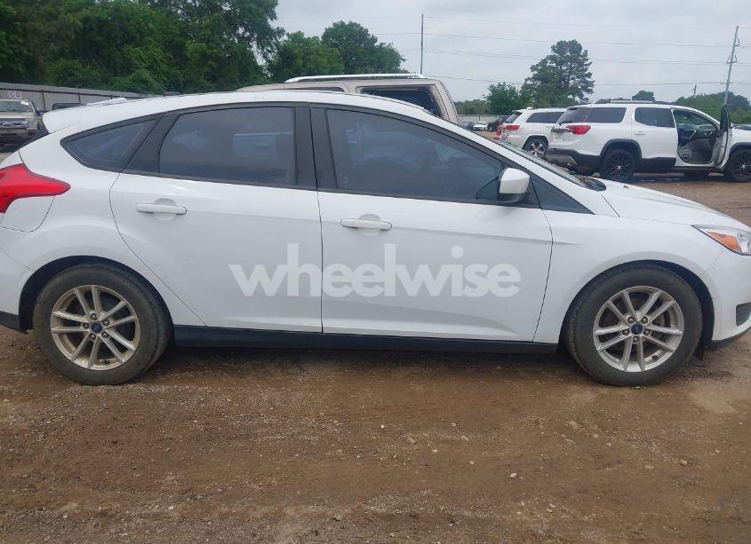 Photo 13 of 2018 Ford Focus SE (VIN 1FADP3K22JL244221)