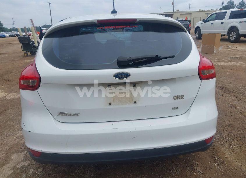 Photo 16 of 2018 Ford Focus SE (VIN 1FADP3K22JL244221)