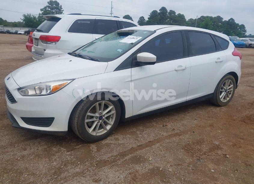 Photo 2 of 2018 Ford Focus SE (VIN 1FADP3K22JL244221)