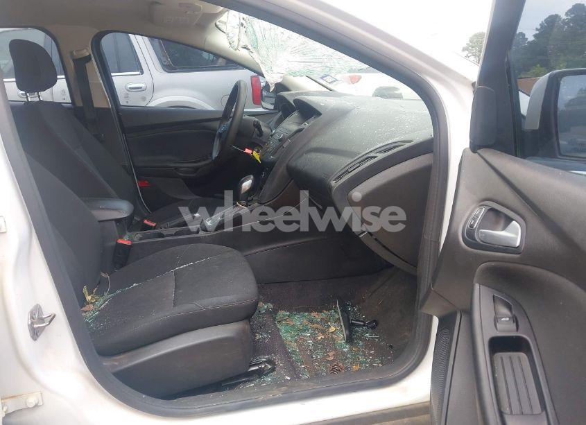 Photo 5 of 2018 Ford Focus SE (VIN 1FADP3K22JL244221)