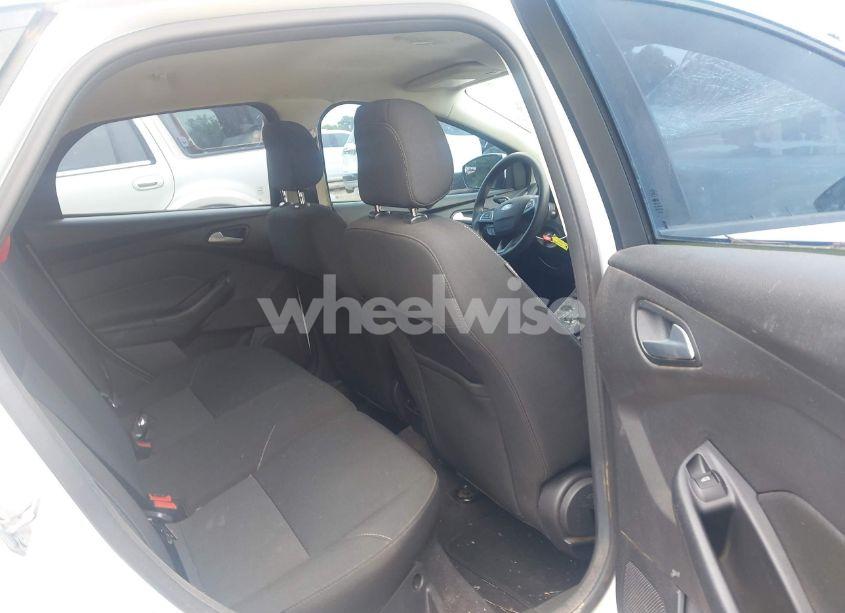 Photo 8 of 2018 Ford Focus SE (VIN 1FADP3K22JL244221)