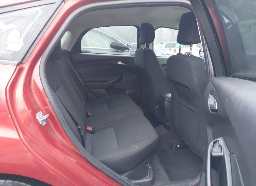 Photo 8 of 2018 Ford Focus SE (VIN 1FADP3K22JL245904)