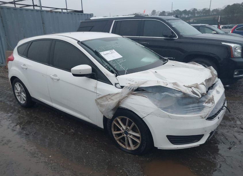 2018 Ford Focus SE (VIN 1FADP3K22JL273556) main photo