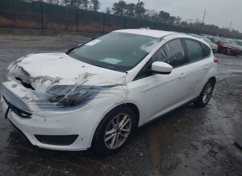 Photo 2 of 2018 Ford Focus SE (VIN 1FADP3K22JL273556)