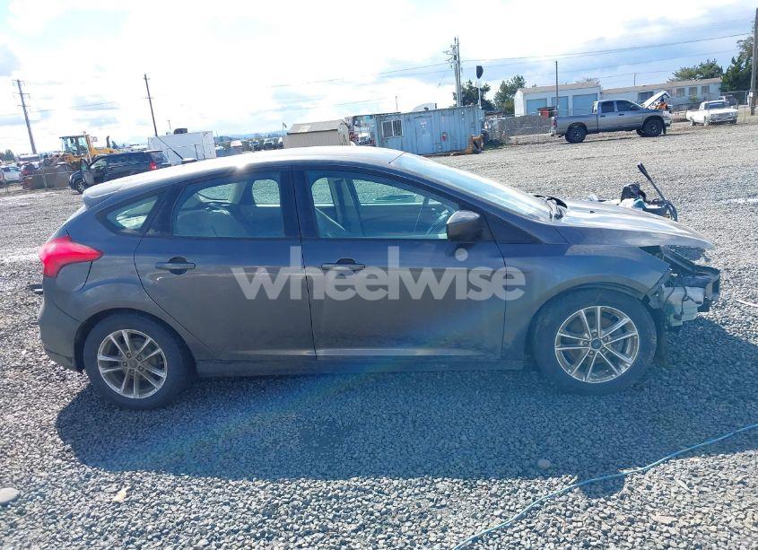 Photo 14 of 2018 Ford Focus SE (VIN 1FADP3K22JL280832)