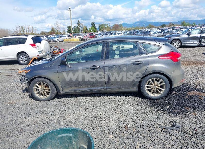 Photo 15 of 2018 Ford Focus SE (VIN 1FADP3K22JL280832)