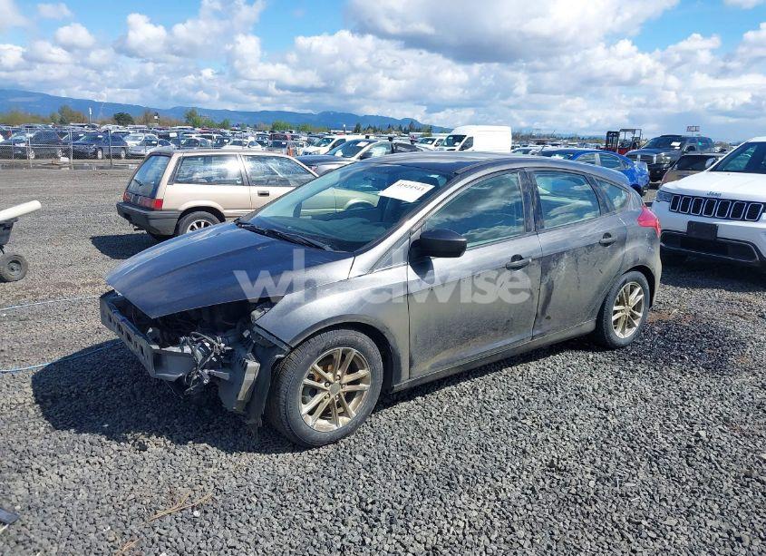 Photo 2 of 2018 Ford Focus SE (VIN 1FADP3K22JL280832)