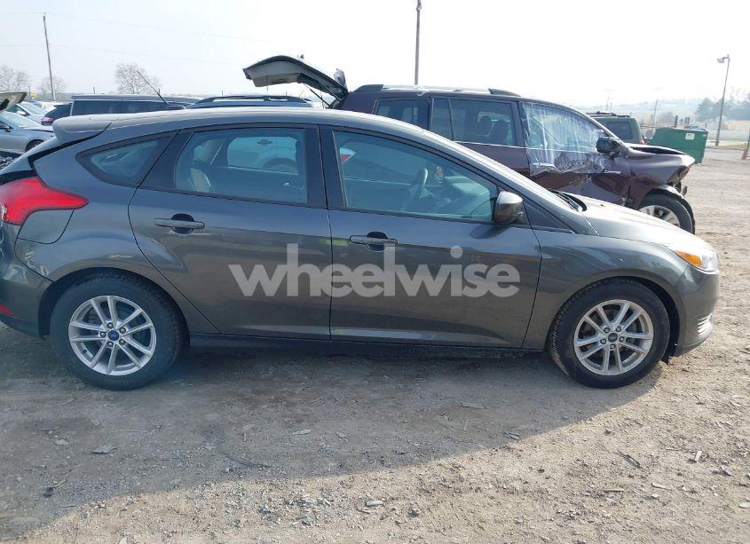 Photo 13 of 2018 Ford Focus SE (VIN 1FADP3K22JL285268)
