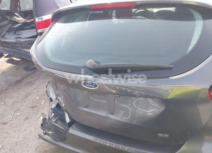 Photo 16 of 2018 Ford Focus SE (VIN 1FADP3K22JL285268)