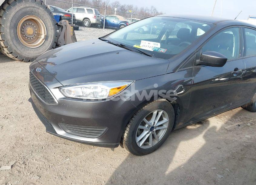 Photo 2 of 2018 Ford Focus SE (VIN 1FADP3K22JL285268)
