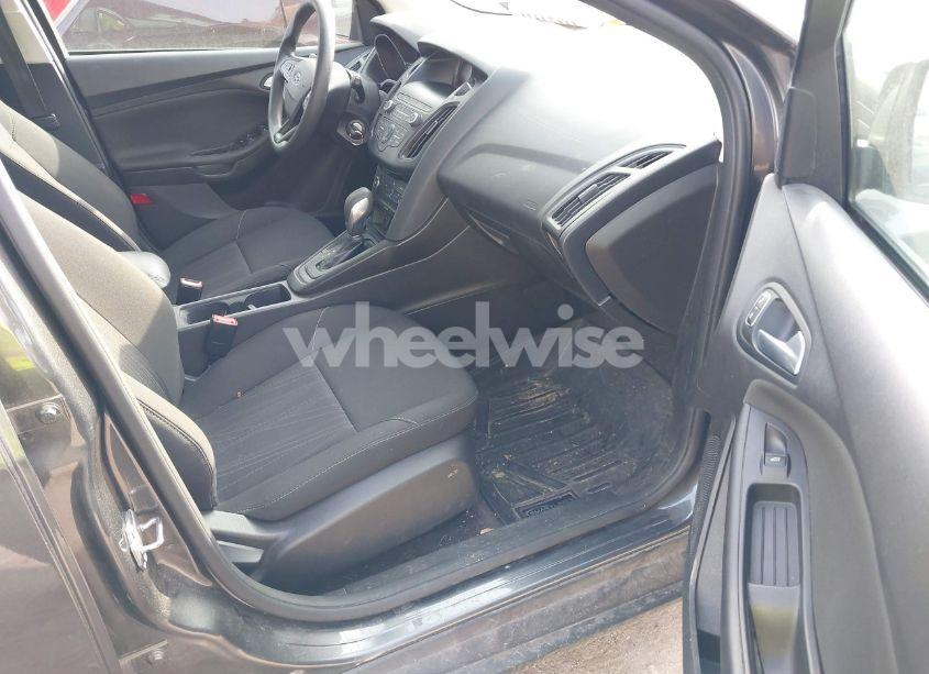 Photo 5 of 2018 Ford Focus SE (VIN 1FADP3K22JL285268)