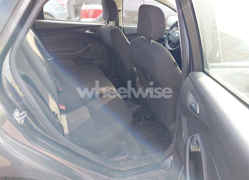 Photo 8 of 2018 Ford Focus SE (VIN 1FADP3K22JL285268)