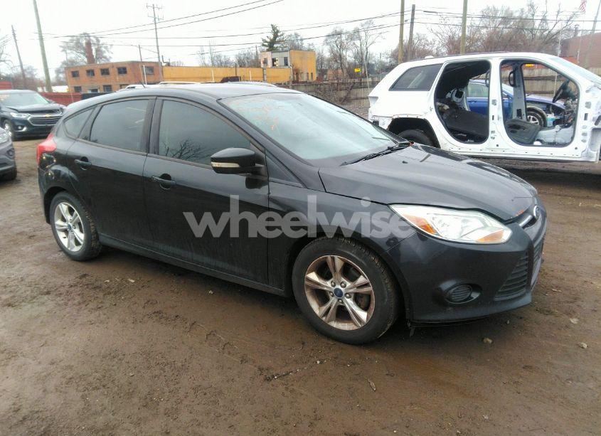 2013 Ford Focus SE (VIN 1FADP3K23DL380877) main photo