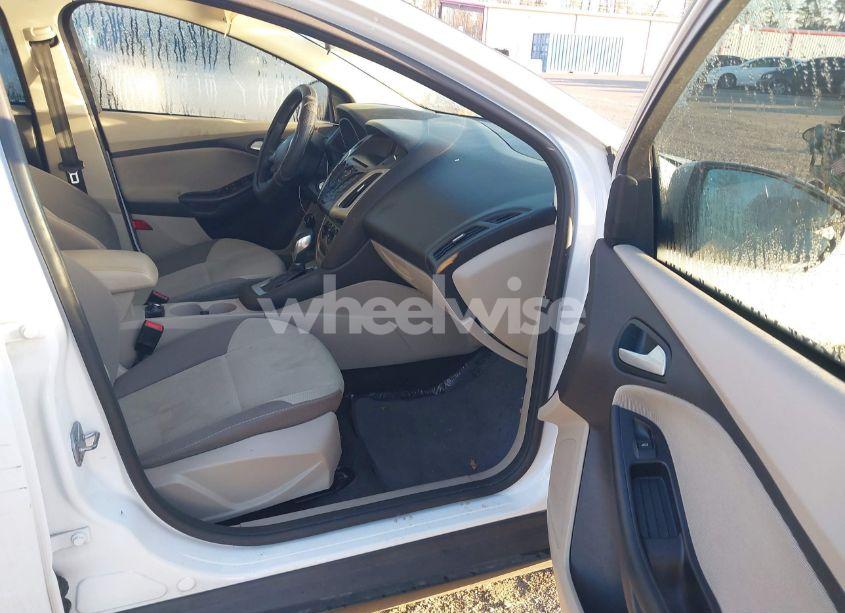 Photo 5 of 2014 Ford Focus SE (VIN 1FADP3K23EL121730)