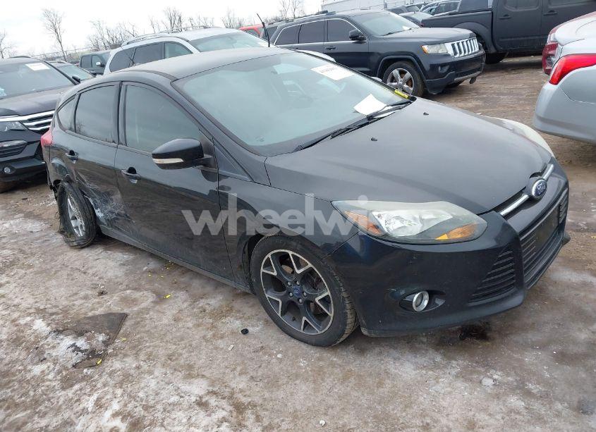 2014 Ford Focus SE (VIN 1FADP3K23EL258943) main photo