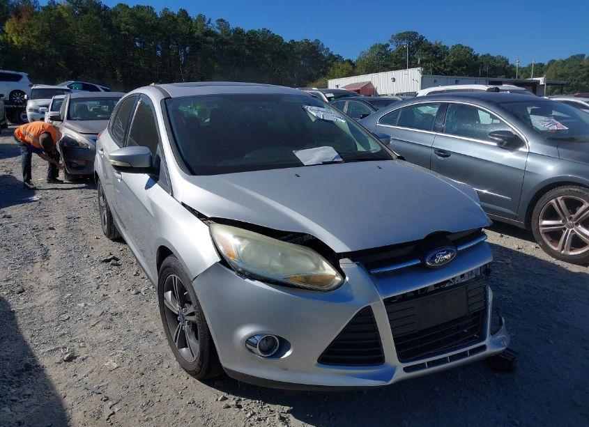 2014 Ford Focus SE (VIN 1FADP3K23EL279582) main photo