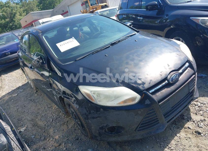 2014 Ford Focus SE (VIN 1FADP3K23EL313228) main photo