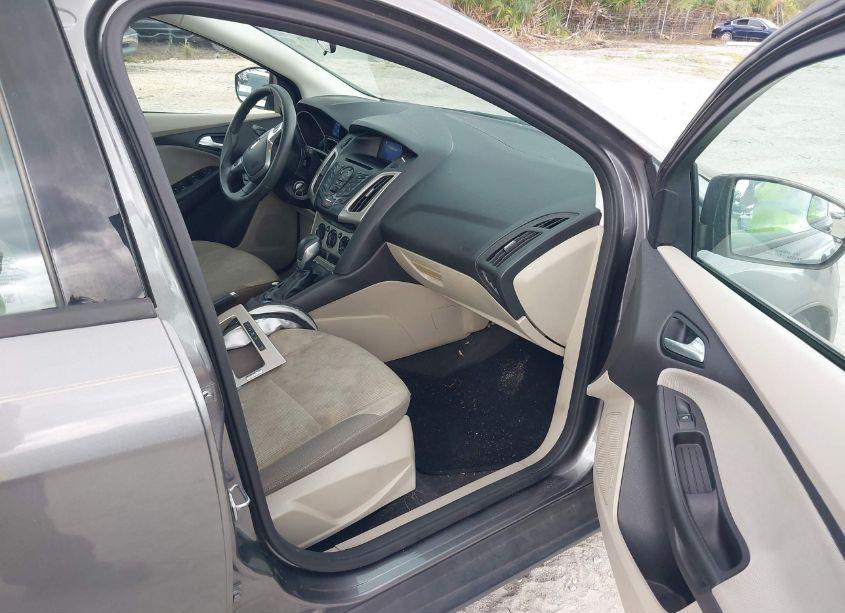 Photo 5 of 2014 Ford Focus SE (VIN 1FADP3K23EL417265)