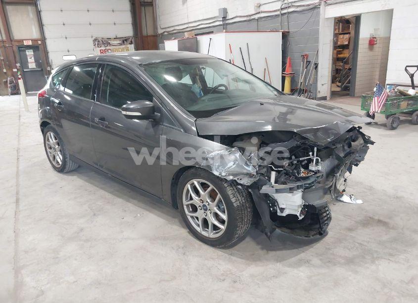 2015 Ford Focus SE (VIN 1FADP3K23FL209498) main photo