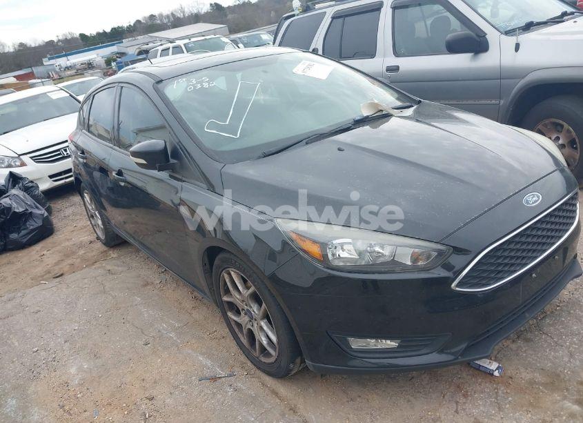 2015 Ford Focus SE (VIN 1FADP3K23FL214832) main photo
