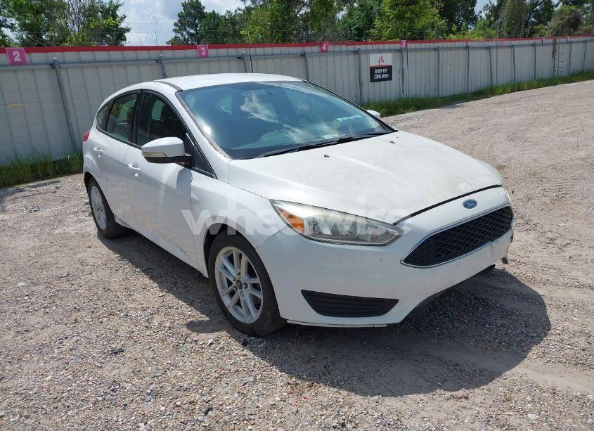 2015 Ford Focus SE (VIN 1FADP3K23FL222722) main photo