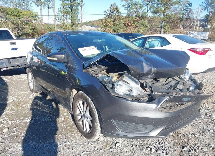 2015 Ford Focus SE (VIN 1FADP3K23FL252352) main photo