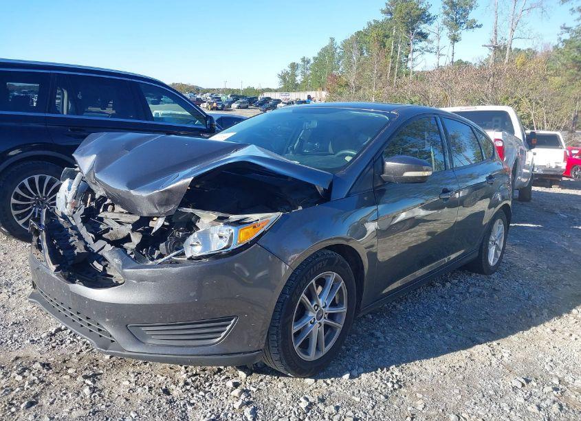 Photo 2 of 2015 Ford Focus SE (VIN 1FADP3K23FL252352)