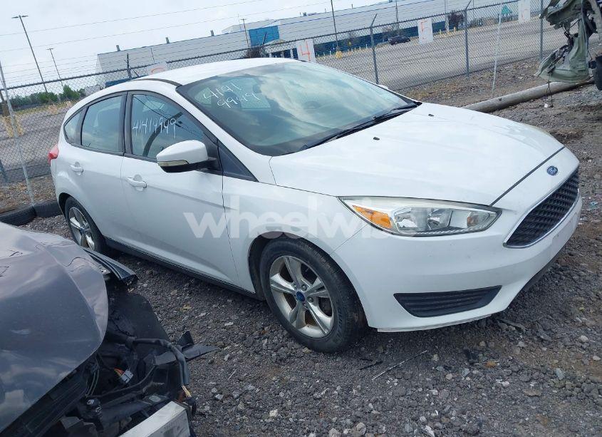 2015 Ford Focus SE (VIN 1FADP3K23FL275954) main photo