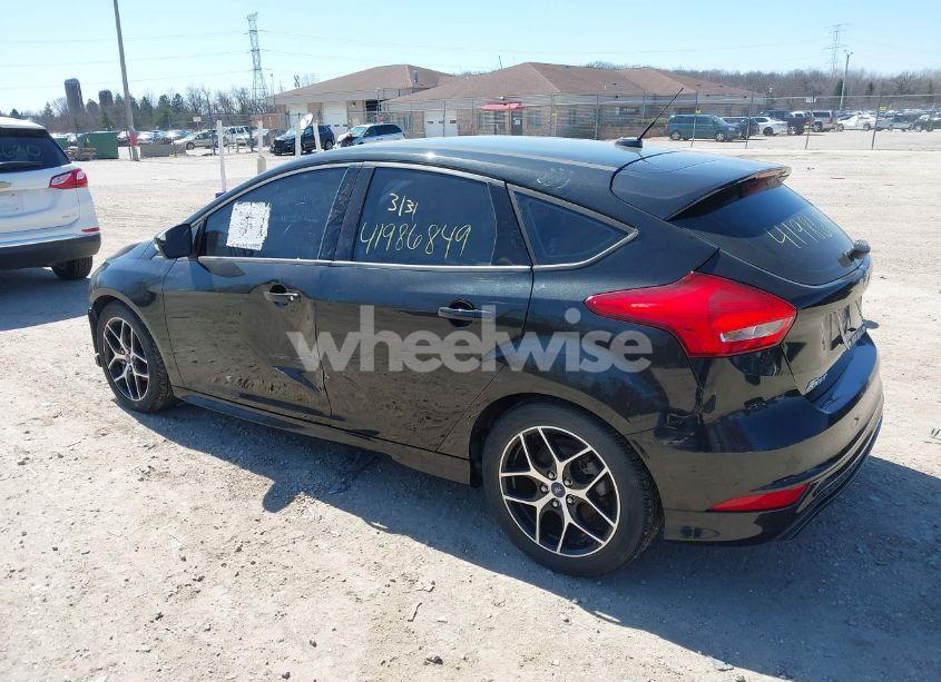 Photo 3 of 2015 Ford Focus SE (VIN 1FADP3K23FL286825)
