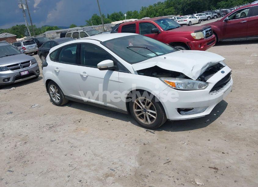 2015 Ford Focus SE (VIN 1FADP3K23FL294942) main photo