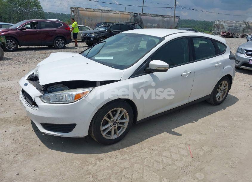 Photo 2 of 2015 Ford Focus SE (VIN 1FADP3K23FL294942)