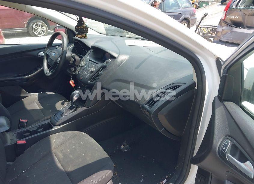 Photo 5 of 2015 Ford Focus SE (VIN 1FADP3K23FL294942)