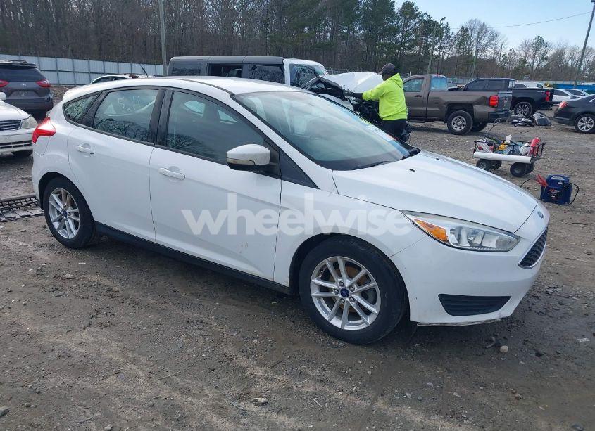 2015 Ford Focus SE (VIN 1FADP3K23FL301260) main photo
