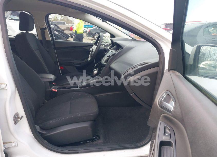 Photo 5 of 2015 Ford Focus SE (VIN 1FADP3K23FL301260)
