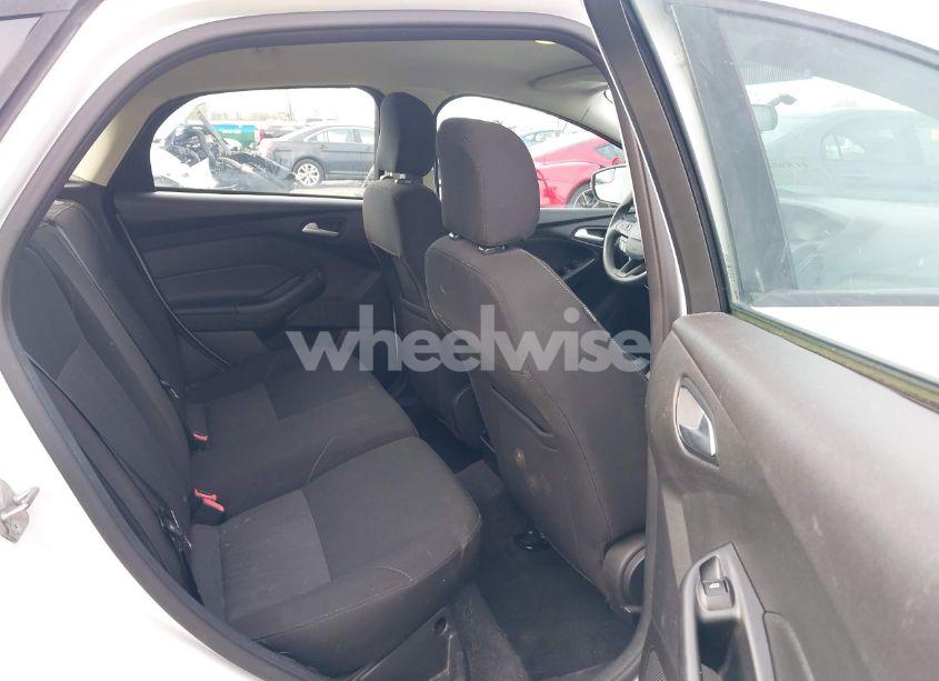 Photo 8 of 2015 Ford Focus SE (VIN 1FADP3K23FL301260)