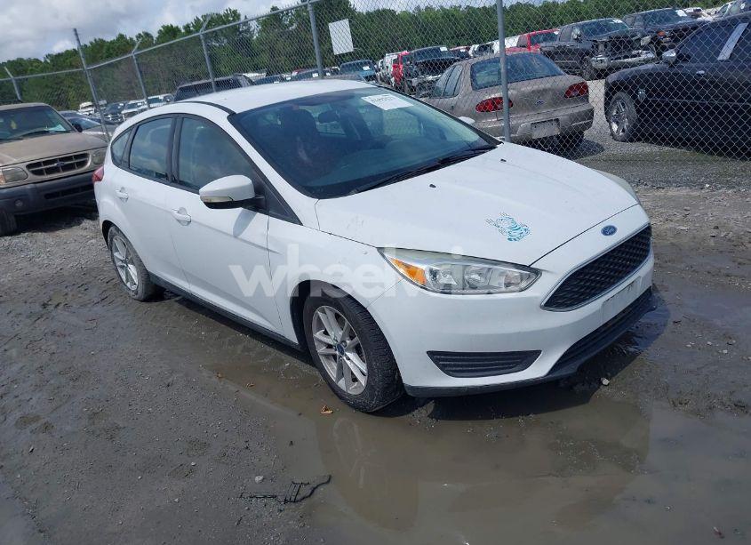2015 Ford Focus SE (VIN 1FADP3K23FL301307) main photo