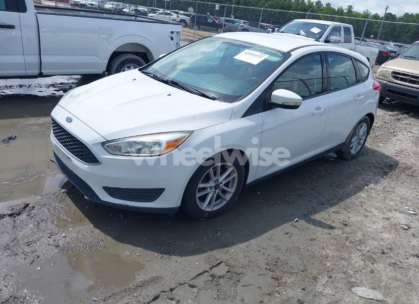 Photo 2 of 2015 Ford Focus SE (VIN 1FADP3K23FL301307)