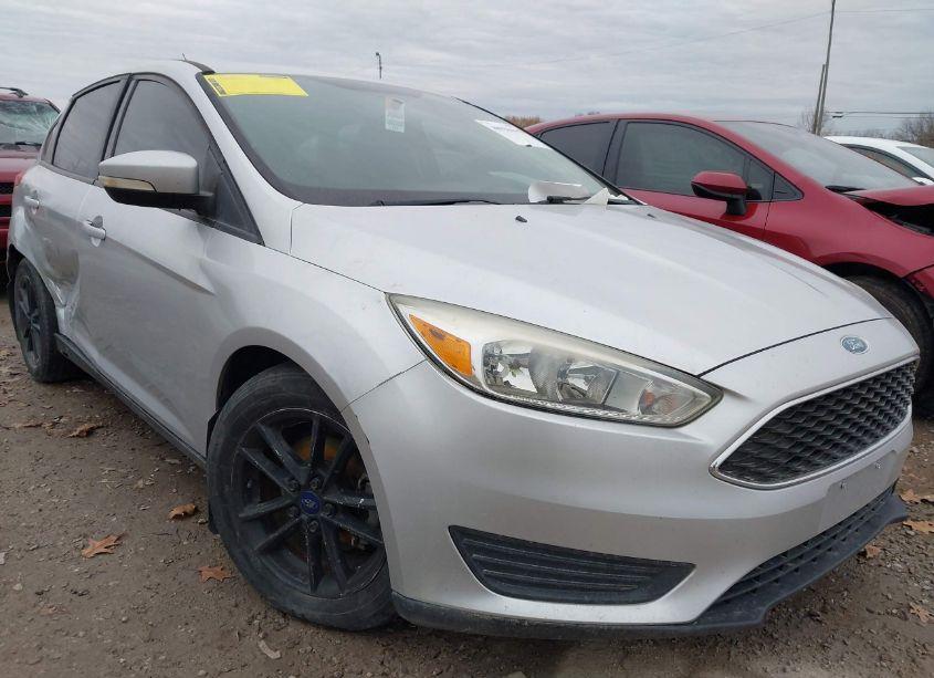 2015 Ford Focus SE (VIN 1FADP3K23FL328605) main photo