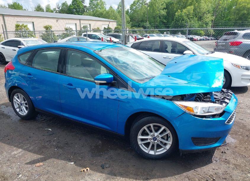 2015 Ford Focus SE (VIN 1FADP3K23FL339295) main photo