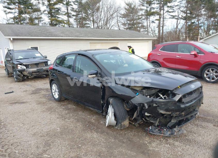 2015 Ford Focus SE (VIN 1FADP3K23FL373639) main photo
