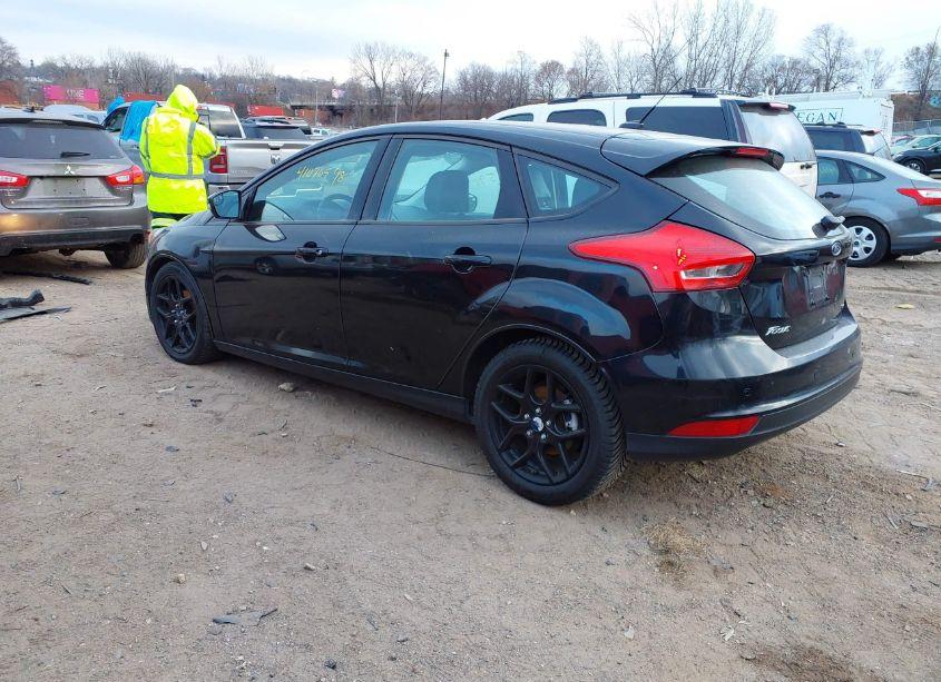 Photo 3 of 2016 Ford Focus SE (VIN 1FADP3K23GL299558)