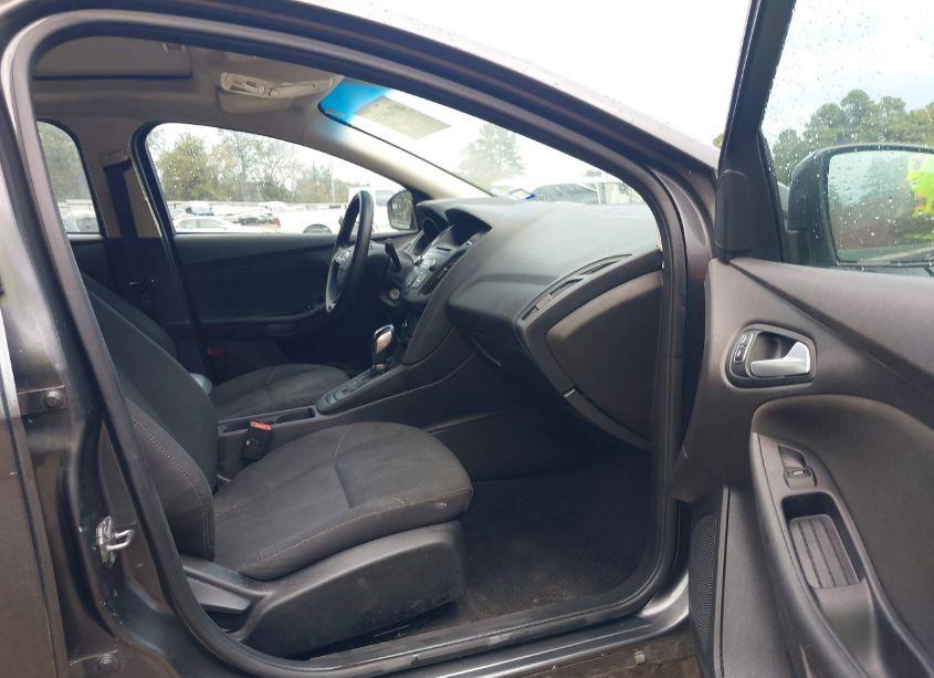 Photo 5 of 2016 Ford Focus SE (VIN 1FADP3K23GL339170)