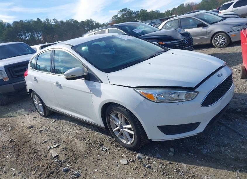 2016 Ford Focus SE (VIN 1FADP3K23GL367664) main photo