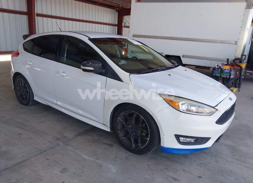 2016 Ford Focus SE (VIN 1FADP3K23GL407418) main photo
