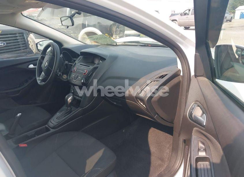 Photo 5 of 2017 Ford Focus SE (VIN 1FADP3K23HL262009)