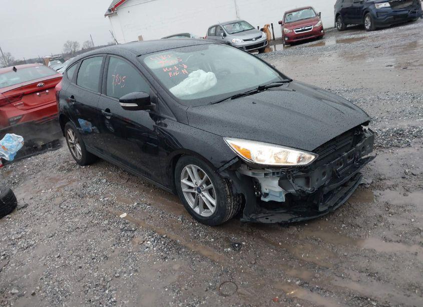 2017 Ford Focus SE (VIN 1FADP3K23HL263984) main photo