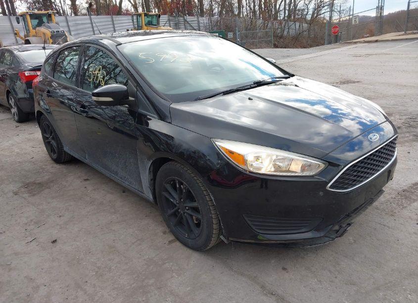 2017 Ford Focus SE (VIN 1FADP3K23HL332009) main photo