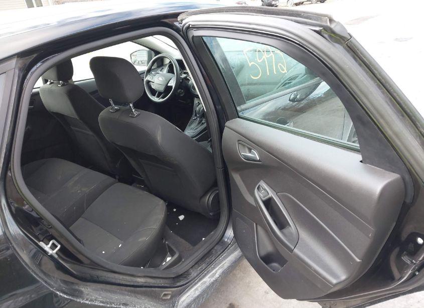 Photo 8 of 2017 Ford Focus SE (VIN 1FADP3K23HL332009)