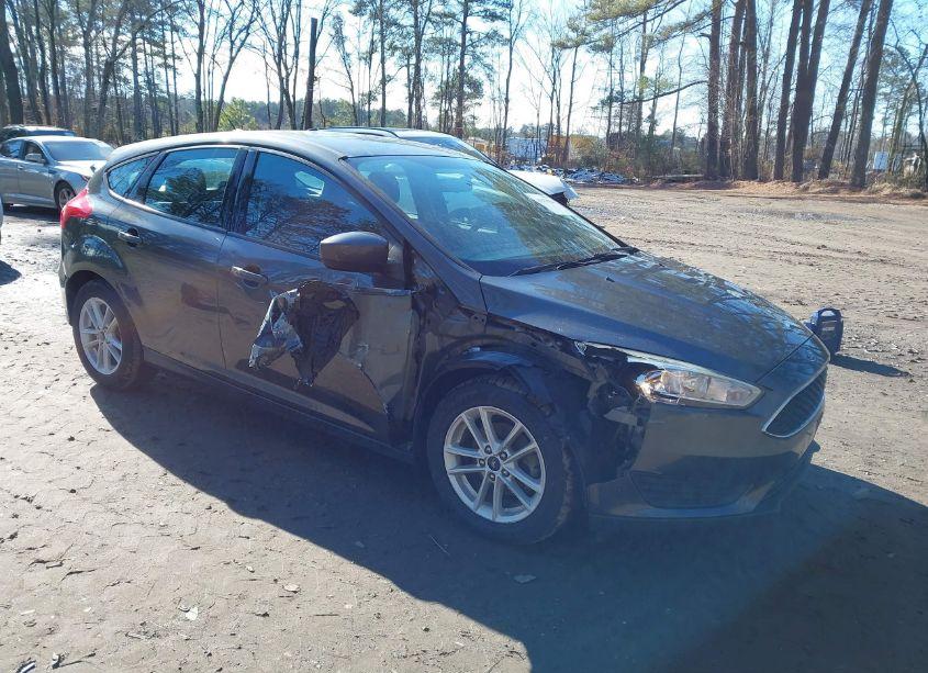 2018 Ford Focus SE (VIN 1FADP3K23JL246169) main photo