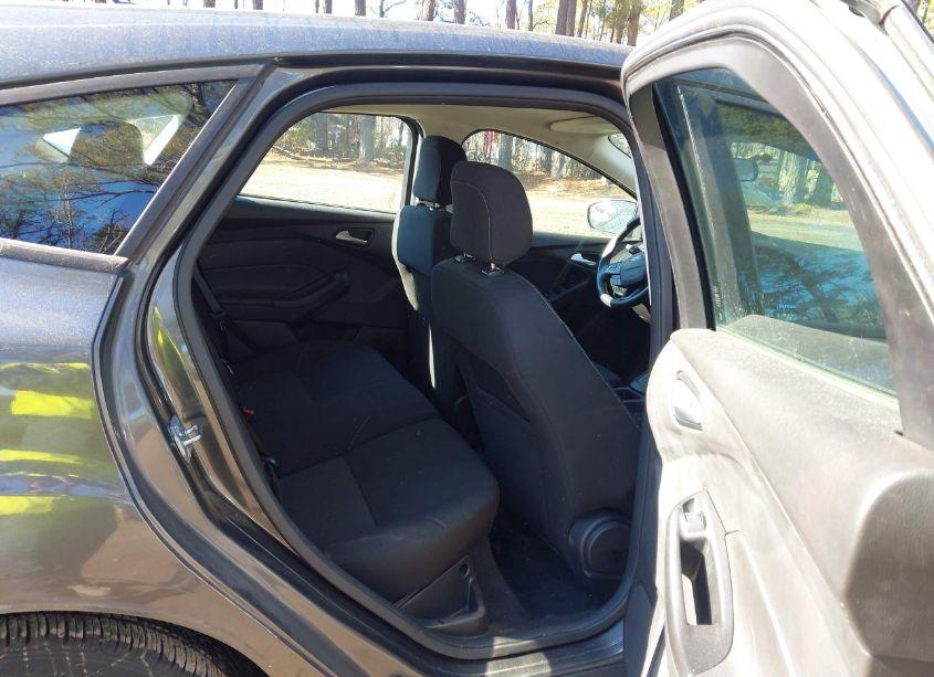 Photo 8 of 2018 Ford Focus SE (VIN 1FADP3K23JL246169)